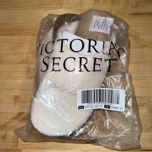 Victorias Secret Slippers Off White Size M
New never worn
Fits size 7/8